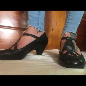 Clark’s kitten heels size 7.5